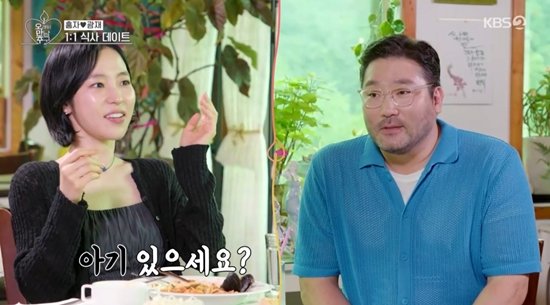 턱받침 장면