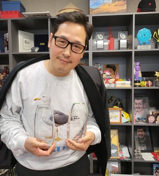 독일 바우하우스 앞에 선 김풍