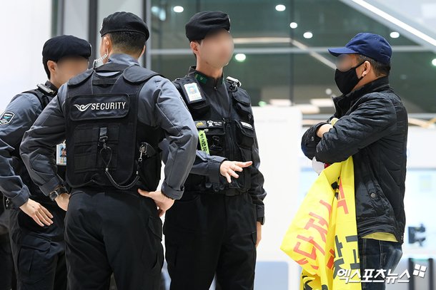 제지되는 시위자 현장 사진