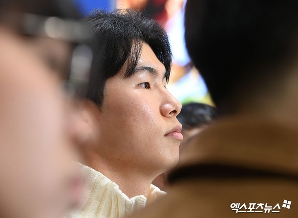 갑작스러운 기습 시위와 강제 중단된 인터뷰