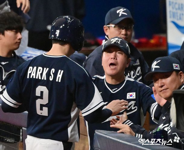 득점 후 류지현 감독과 축하를 주고받는 박성한