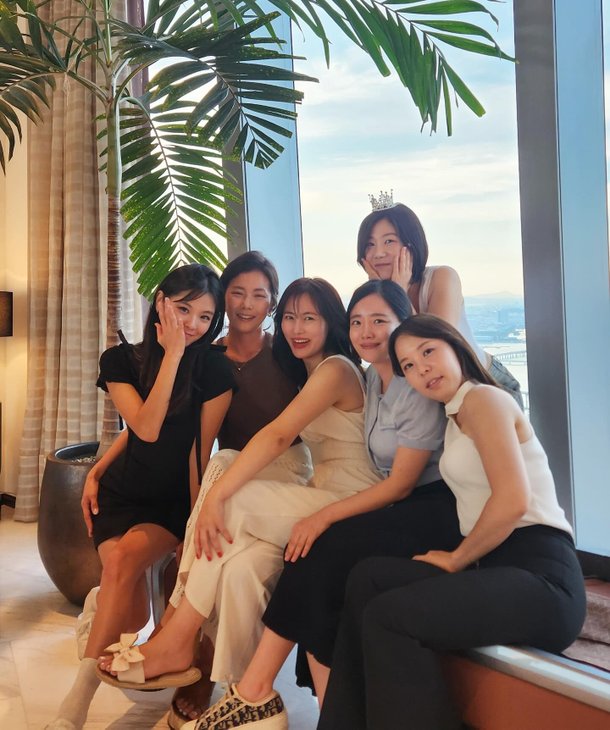 It’s the 28th class group photo but 'Naso Mom' is missing… Hyunsook explains 'Ms. Jungsook left early'