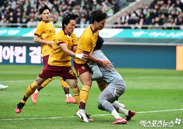 코리아컵 결승 광주FC 조성권과 골키퍼 김경민 충돌 장면