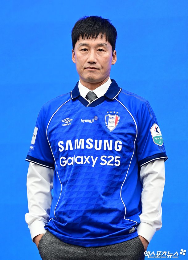 푸른색 유니폼 입은 이정효 감독