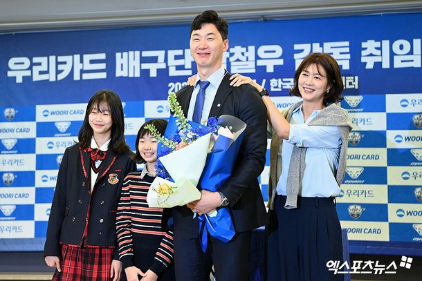 박철우 감독과 배우자 신혜인, 자녀가 함께한 기념촬영 장면