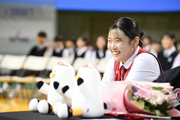 '고교 최대어→2순위 지명' 천재 가드, 고3 마지막 태극마크 달았다…팀 언니들 앞 신고식→"잘하고 싶은 마음에 미스" 자책 [인터뷰]