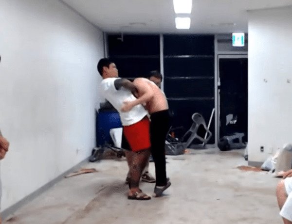 정찬성, '조폭' 출신 파이터에 철퇴 날렸다…'일반인 목 졸라 기절' 김중우 ZFN 퇴출→"팬 여러분께 심려 끼친 점 사과" [오피셜]