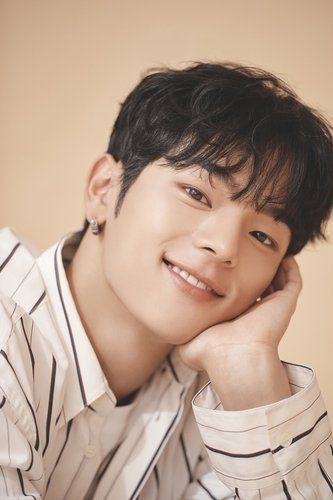 ìŠ¤íŠ¸ë ˆì´í‚¤ì¦ˆ ì¶œì‹  ê¹€ìš°ì§„ ìƒˆ ì†Œì†ì‚¬ì™€ ê³„ì•½ ì†
