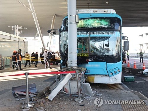 수원역 환승센터서 버스가 시민들 덮쳐…quot;1명 사망·17명 부상quot;종합2보
