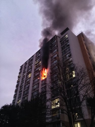 군포 아파트 9층서 불…50대 부부 중 남편 숨지고 아내 중상종합
