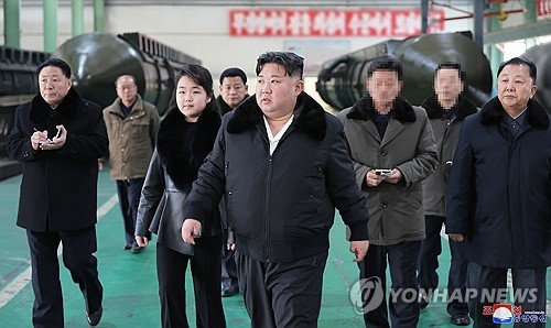 김정은, 신형 고체연료 ICBM 화성-18형 발사대 차량 공장 시찰