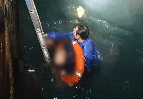 만취 어민 2명, 바다에 빠져 동료·해경이 구조