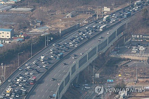 설 연휴 첫날 아침 정체…서울→부산 8시간 40분