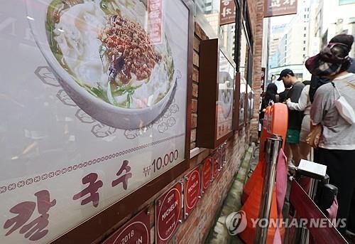 서울서 칼국수 한 그릇 9천원 넘어…외식물가 상승 여전