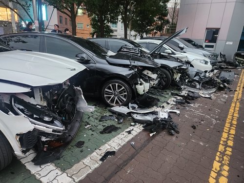 부산 서구청 주차장서 차량 돌진 사고로 2명 다쳐