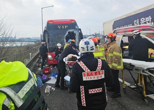 화물트레일러 바퀴가 빠지며 관광버스 덮쳐…2명 사망
