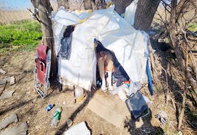 텐트 속 노숙생활 30대 전과자, 또 식료품 훔쳐 구속