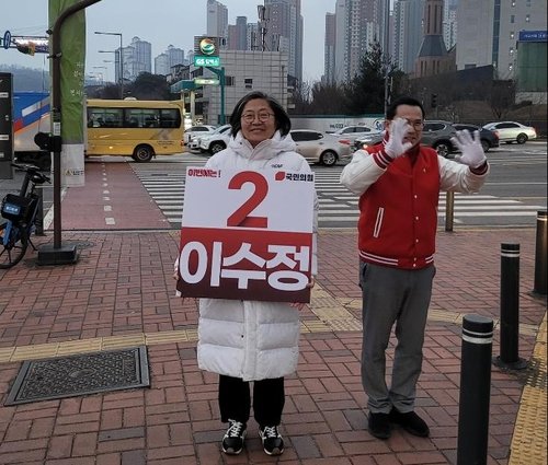 빨강·파랑 아닌 흰 옷…험지 출마 여야 후보, 인물론 호소