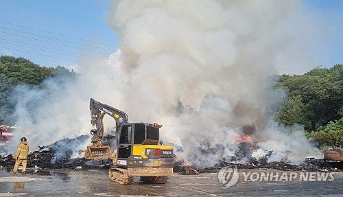 완주 쓰레기 매립장 야적장서 불길…진화에 장시간 소요될 듯