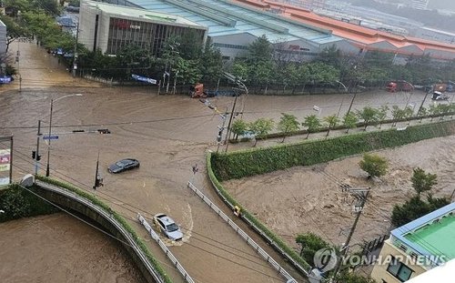 땅 꺼지고, 산사태에, 아스팔트도 뜯겨…전국 곳곳 물폭탄종합