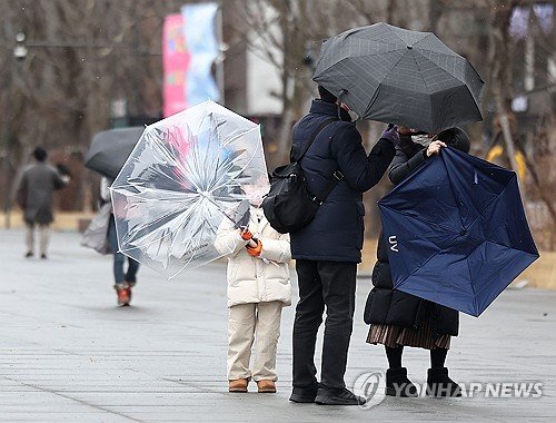 [날씨] 전국에 비바람…오후엔 찬공기 내려오며 내륙·산지 눈발