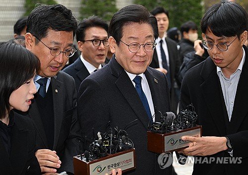 위증교사 선고 앞둔 이재명, 법원 입장…질문엔 묵묵부답