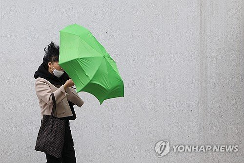 전국 흐리고 비바람…일부 지역에선 기온 떨어지며 눈