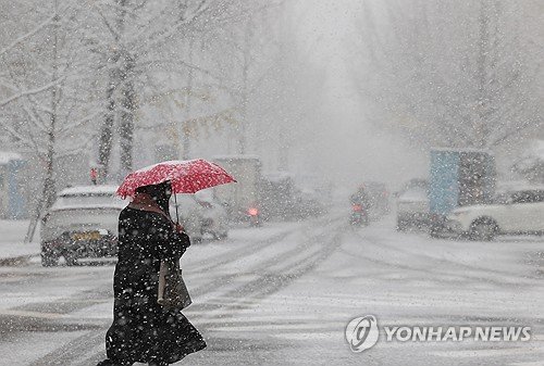 [날씨] 눈·비 내리는 동지…중부·전북 동부 새벽에 눈 펑펑