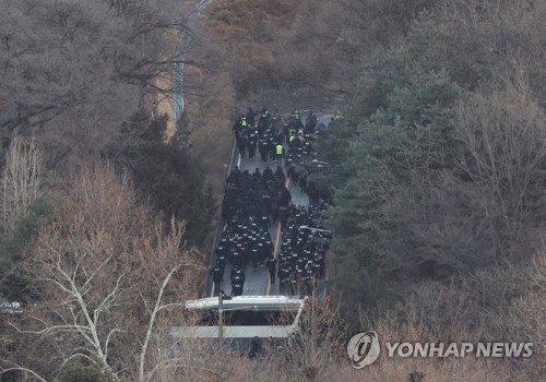 [속보] 공수처·경찰, 3차 저지선 도착…철문 뒤 버스 차벽