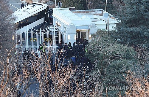 [속보] 관저 3차 저지선 철문 개방…경호차량 진입