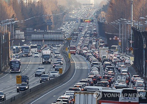 설연휴 둘째날 고속도로 일부 정체…귀성방향 낮 12시께 최대