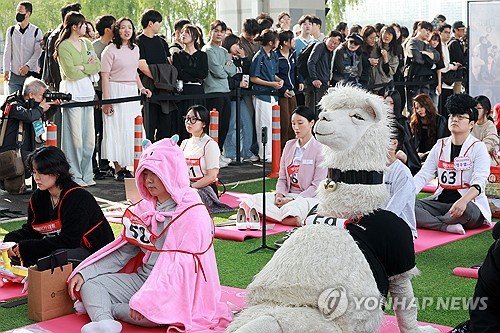 Participants in the 2025 ‌Han River Bruising Contest