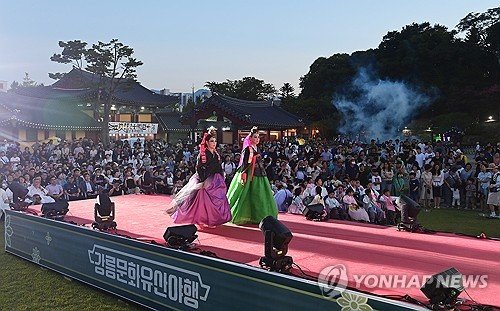 The scene at the Gangneung National Heritage Night event held at Gangneung Daedohobu Gwan-a where the lights are on