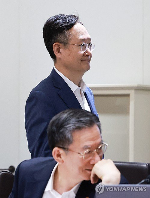 국무회의 참석 중인 봉욱 민정수석