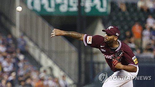 힘차게 투구하는 알칸타라