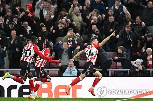 자카의 동점골 세리머니