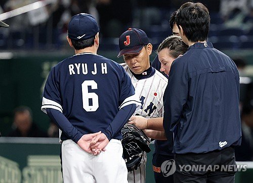 도쿄돔에서 라인업을 교환하는 양 팀 감독