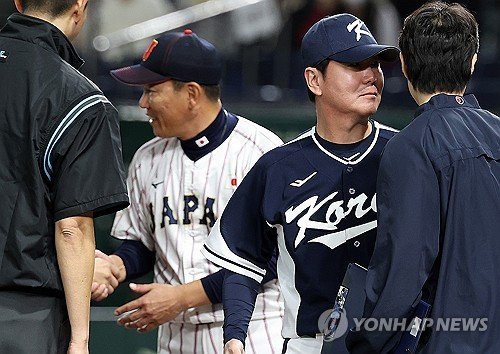 라인업 교환하는 한일 양팀 감독