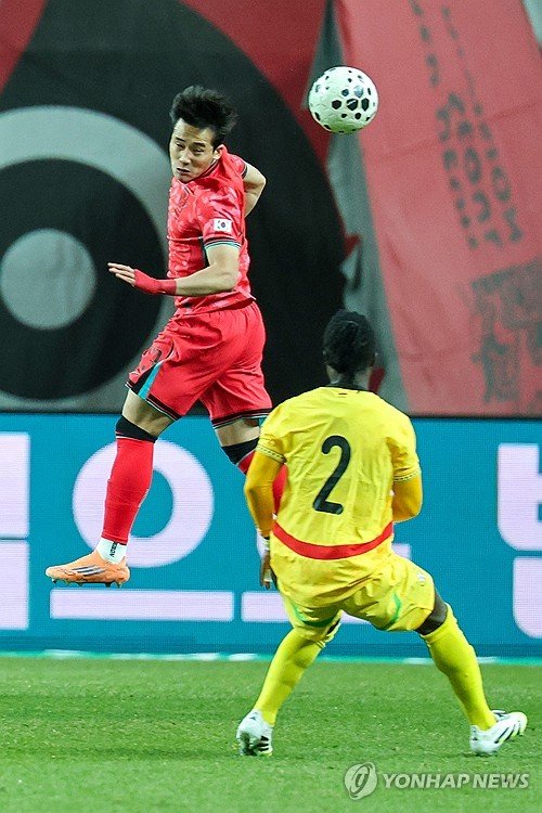 헤딩 경합으로 공격권을 되찾는 이태석