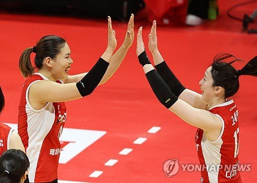 하이파이브하는 시마무라와 고예림