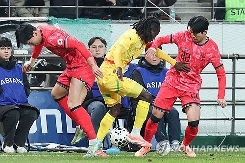 팀 압박에 참여하는 설영우와 동료들