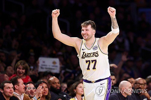 LA 레이커스 선수단 경기 장면