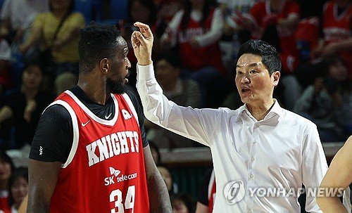 작전 지시를 내리고 있는 전희철 감독