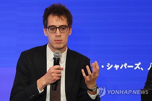 '유럽판 챗GPT' 미스트랄 AI, 삼성과 전격 회동…"AI 메모리 협력 논의"