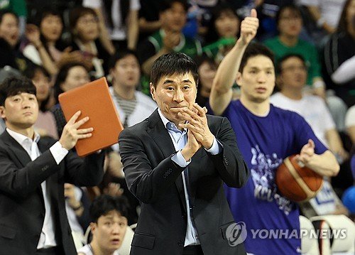 부산 KCC 이상민 감독이 선수들을 격려하는 모습