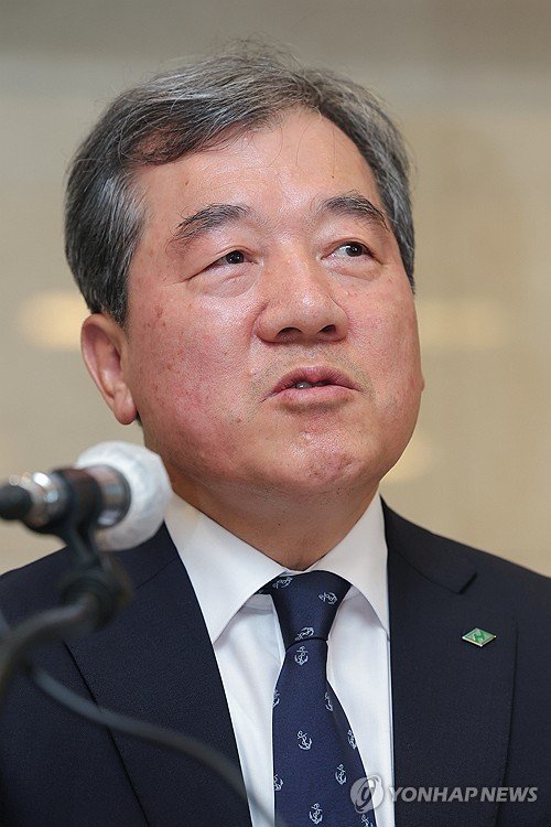 취재진 질문에 답하는 이환구 사장