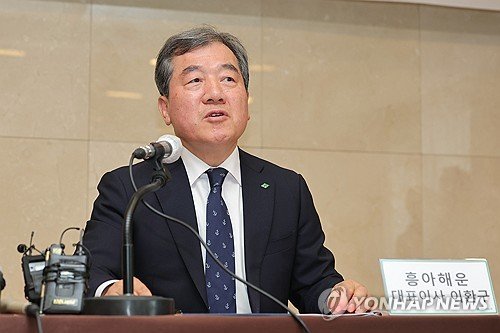 취재진 질문에 답하는 이환구 사장