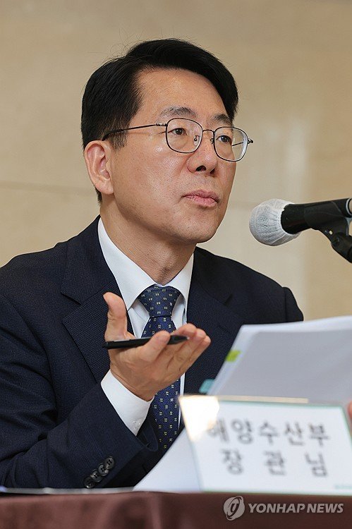 취재진 질문에 답하는 황종우 해수부 장관