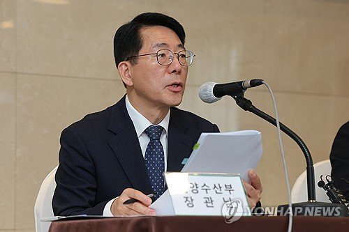 취재진 질문에 답하는 황종우 해수부 장관