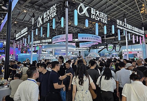 인파로 북적이는 2026 세계인공지능대회(WAIC) 행사장